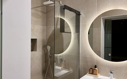 Grandpa Pouls Heritage, Heated Pool: Loodgieterswerkinrichting, Interieur Ontwerp, Spiegel, Badkamer, Loodgieter, Flooring, Verlichting, Lichte Inrichting, Verdieping, Kraan
