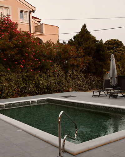 Grandpa Pouls Heritage, Heated Pool: Zwembad, Buitenmeubels, Toevlucht, Paraplu, Samengesteld Materiaal, Ligstoel, Vrije Tijd, Waterpartij, Stoel, Schaduw
