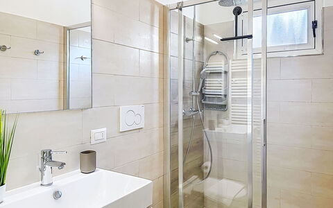 Carla: Badkamer, Loodgieterswerkinrichting, Flooring, Interieur Ontwerp, Verdieping, Loodgieter, Douche, Wastafel, Kraan, Wastafel In De Badkamer