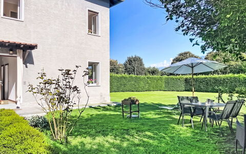 Carla: Gras, Tuin, Struik, Huis, Huis, Land Lot, Gazon, Buitenmeubels, Werf