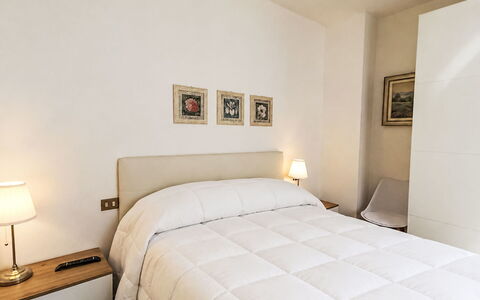 Casa al Lago: Bed, Meubilair, Slaapkamer, Interieur Ontwerp, Bedding, Laken, Verdieping, Flooring, Hout, Kamer