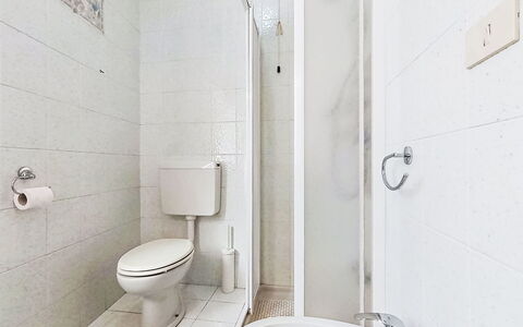 Casa al Lago: Flooring, Verdieping, Badkamer, Toilet, Wc Bril, Loodgieterswerkinrichting, Interieur Ontwerp, Kamer, Loodgieter, Plafond