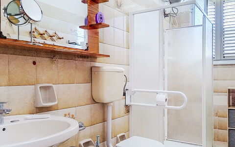 Sorella Lina: Loodgieterswerkinrichting, Interieur Ontwerp, Flooring, Badkamer, Verdieping, Loodgieter, Wastafel, Kamer, Toilet, Kraan