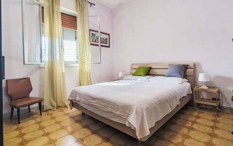 Sorella Lina: Bed, Meubilair, Slaapkamer, Verdieping, Flooring, Bedding, Interieur Ontwerp, Laken, Hout, Kamer