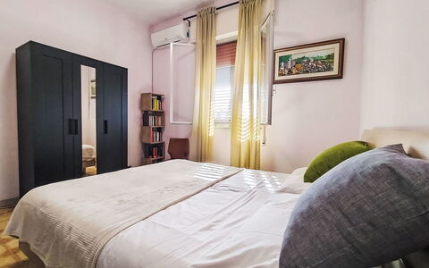 Sorella Lina: Bed, Meubilair, Interieur Ontwerp, Slaapkamer, Bedding, Laken, Verdieping, Kamer, Flooring, Hout