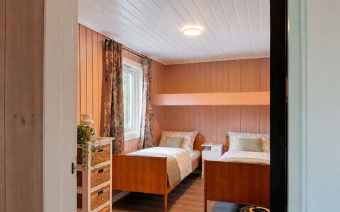 Porsmyr: Flooring, Verdieping, Interieur Ontwerp, Hout, Slaapkamer, Meubilair, Bed, Plafond, Kamer, Laken