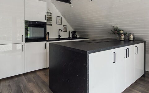 Terttu - 30Km from the Sea: Flooring, Hout, Countertop, Keuken, Verdieping, Interieur Ontwerp, Cabinetry, Plafond, Huis, Toestel Van De Keuken