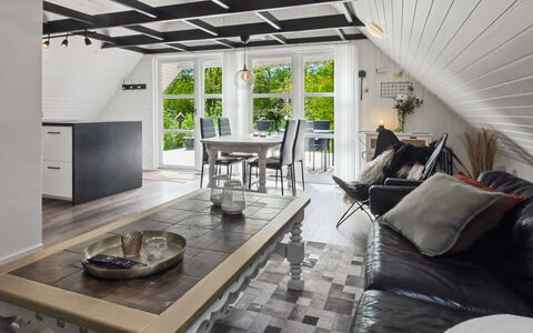 Terttu - 30Km from the Sea: Meubilair, Interieur Ontwerp, Flooring, Hout, Plafond, Verdieping, Verlichting, Houten Vloer, Lichte Inrichting, Stoel