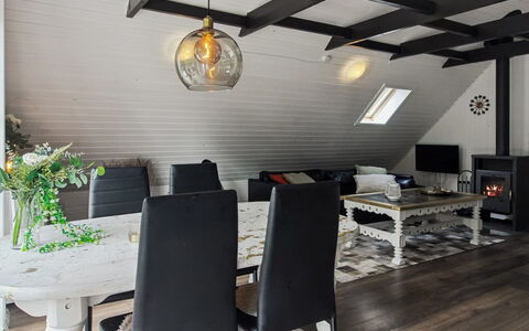 Terttu - 30Km from the Sea: Hout, Interieur Ontwerp, Plafond, Lichte Inrichting, Flooring, Verlichting, Meubilair, Kroonluchter, Verdieping, Huis