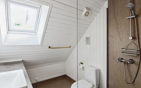 Terttu - 30Km from the Sea: Loodgieterswerkinrichting, Plafond, Flooring, Verdieping, Badkamer, Loodgieter, Lichte Inrichting, Toilet, Zolder, Kraan