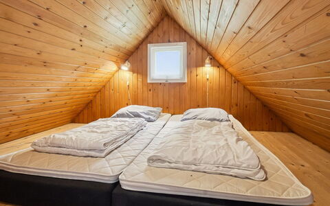Terttu - 30Km from the Sea: Hout, Slaapkamer, Verdieping, Flooring, Bed, Plafond, Interieur Ontwerp, Huis, Houten Vloer, Hardwood