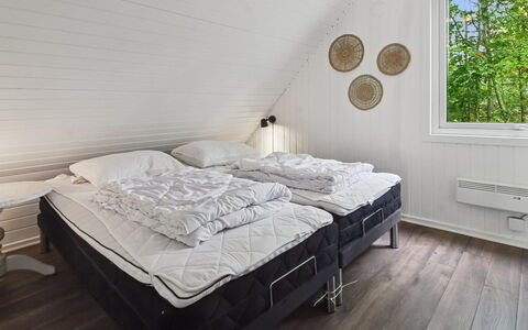 Terttu - 30Km from the Sea: Hout, Slaapkamer, Interieur Ontwerp, Verdieping, Plafond, Meubilair, Flooring, Huis, Bed, Bedding