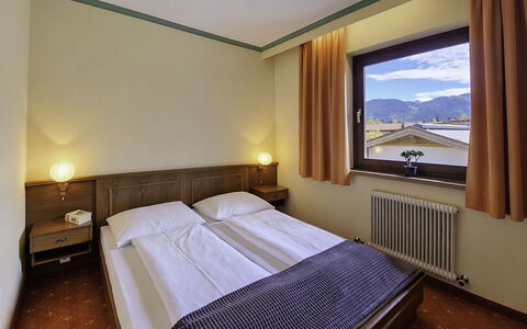 Sankt Ulrich am Pillersee 648: Interieur Ontwerp, Plafond, Kamer, Bed Frame, Hotel, Beits, Fotolijst, Slaapkamer, Suite, Hardwood