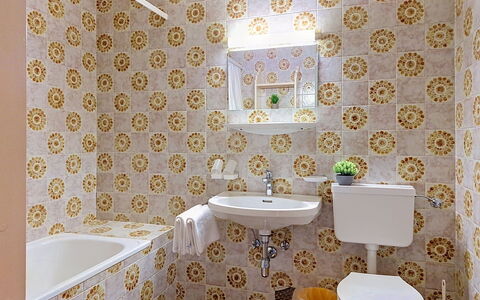 Sankt Ulrich am Pillersee 648: Geel, Loodgieterswerkinrichting, Badkamer, Flooring, Interieur Ontwerp, Verdieping, Wc Bril, Wastafel In De Badkamer, Toilet, Loodgieter