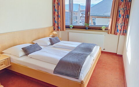 Sankt Ulrich am Pillersee 648: Interieur Ontwerp, Meubilair, Bed, Slaapkamer, Laken, Bed Frame, Plafond, Bedding, Kamer, Linens