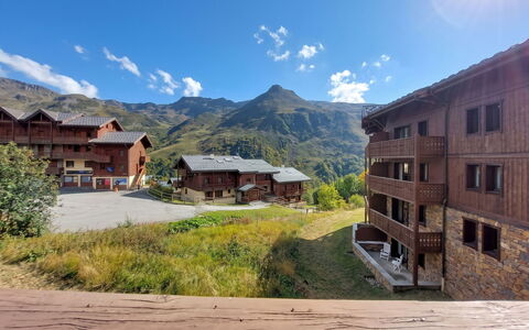 Le Hameau des Airelles: Appartement, Toevlucht, Zwembad, Condominium, Balkon, Hotel, Eco Hotel, Villa, Kamerplant
