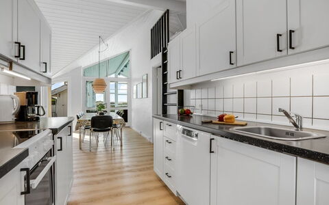 Gunnild - 200M to the Fjord: Keuken, Countertop, Interieur Ontwerp, Toestel Van De Keuken, Plafond, Flooring, Major Appliance, Cabinetry, Meubilair, Verdieping