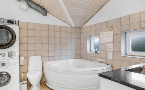 Gunnild - 200M to the Fjord: Interieur Ontwerp, Flooring, Loodgieterswerkinrichting, Verdieping, Plafond, Wasmachine, Kamer, Badkamer, Loodgieter, Verlichting