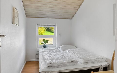 Gunnild - 200M to the Fjord: Muur, Hout, Slaapkamer, Flooring, Verdieping, Plafond, Interieur Ontwerp, Bed, Bedding, Laken