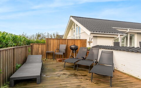 Gunnild - 200M to the Fjord: Hout, Huis, Houten Vloer, Hardwood, Dek, Plank, Beits, Schaduw, Balkon, Stoel
