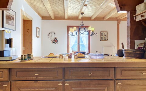 Chalet Perry: Meubilair, Countertop, Hout, Flooring, Cabinetry, Interieur Ontwerp, Keuken, Plafond, Verdieping, Lichte Inrichting