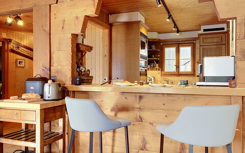 Chalet Perry: Meubilair, Flooring, Hout, Interieur Ontwerp, Verdieping, Stoel, Keuken, Barkruk, Plafond, Tafel
