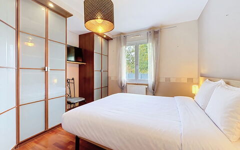 La Lilla, à 15 Min de Pornic: Interieur Ontwerp, Appartement, Beits, Hardwood, Bed, Slaapkamer, Bedding, Hotel, Laken, Lamp
