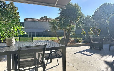 La Lilla, à 15 Min de Pornic: Meubilair, Buitenmeubels, Stoel, Schaduw, Buitentafel, Keuken En Eettafel, Patio, Tuin, Outdoor Structuur, Binnenplaats