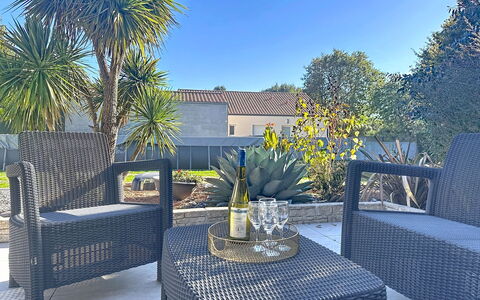 La Lilla, à 15 Min de Pornic: Meubilair, Stoel, Buitenmeubels, Bloempot, Tuin, Kamerplant, Patio, Landscaping, Wicker, Schaduw