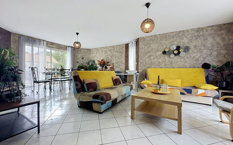 La Lilla, à 15 Min de Pornic: Meubilair, Interieur Ontwerp, Flooring, Verdieping, Muur, Bankstel, Hout, Plafond, Kamer, Woonkamer