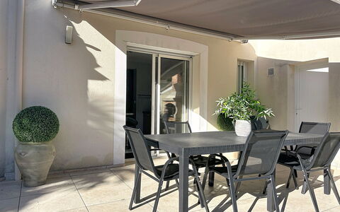 La Lilla, à 15 Min de Pornic: Luifel, Buitenmeubels, Schaduw, Stoel, Bloempot, Buitentafel, Kamerplant, Balkon, Outdoor Structuur, Patio