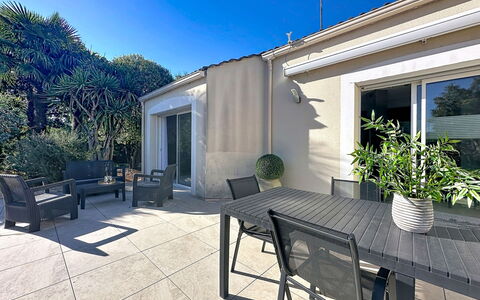 La Lilla, à 15 Min de Pornic: Meubilair, Schaduw, Buitenmeubels, Stoel, Kamerplant, Balkon, Landscaping, Patio, Bloempot