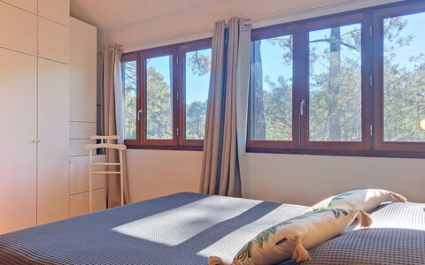 Pignots: Bed, Interieur Ontwerp, Slaapkamer, Meubilair, Hout, Bedding, Laken, Flooring, Verdieping, Kamer