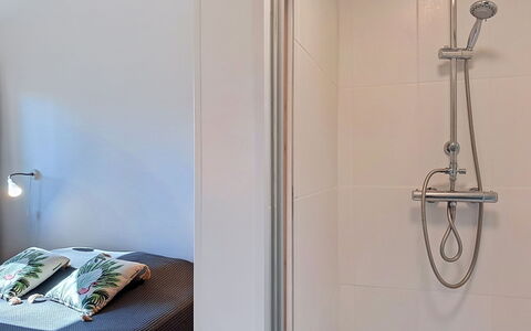 Pignots: Muur, Interieur Ontwerp, Flooring, Verdieping, Loodgieterswerkinrichting, Kamer, Verlichting, Badkamer, Plafond, Loodgieter