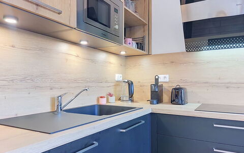 Clos du Savoy: Keuken, Countertop, Toestel Van De Keuken, Cabinetry, Major Appliance, Hout, Flooring, Interieur Ontwerp, Huishoudapparatuur, Loodgieterswerkinrichting