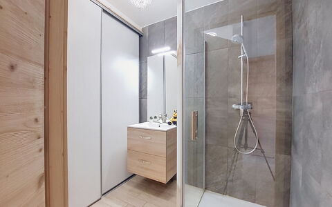 Clos du Savoy: Flooring, Verdieping, Hout, Loodgieterswerkinrichting, Interieur Ontwerp, Badkamerkast, Badkamer, Loodgieter, Deur, Kamer