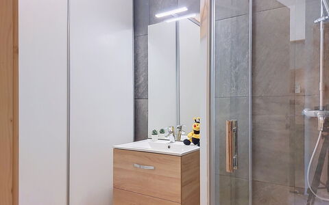 Clos du Savoy: Flooring, Interieur Ontwerp, Hout, Loodgieterswerkinrichting, Verdieping, Badkamerkast, Cabinetry, Loodgieter, Kamer, Badkamer