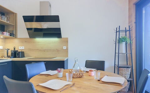 Clos du Savoy: Meubilair, Interieur Ontwerp, Flooring, Stoel, Hout, Verdieping, Kamer, Plafond, Tafel, Verlichting