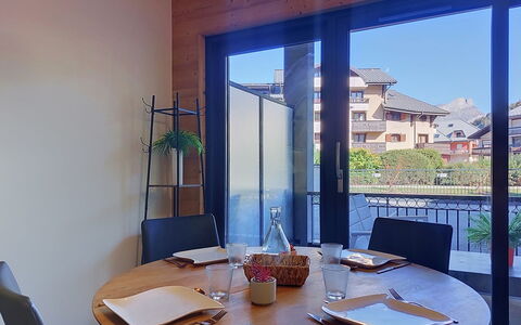 Clos du Savoy: Meubilair, Interieur Ontwerp, Tafel, Hout, Stoel, Keuken En Eettafel, Eetkamer, Flooring, Verlichting, Verdieping