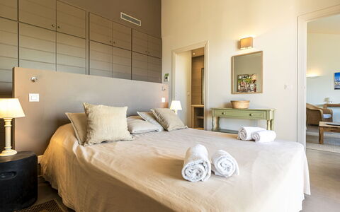 Cala Rossa: Bed, Meubilair, Interieur Ontwerp, Slaapkamer, Flooring, Verdieping, Muur, Laken, Bedding, Kamer