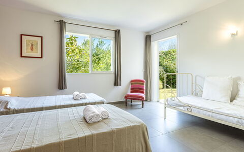 Cala Rossa: Meubilair, Flooring, Buitenmeubels, Verdieping, Zwembad, Stoel, Toevlucht, Schaduw, Bed, Hotel