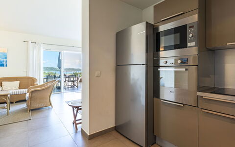 Cala Rossa: Meubilair, Flooring, Interieur Ontwerp, Keuken, Countertop, Verdieping, Cabinetry, Plafond, Toestel Van De Keuken, Major Appliance
