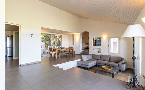 Cala Rossa: Flooring, Verdieping, Interieur Ontwerp, Plafond, Meubilair, Bankstel, Kamer, Houten Vloer, Woonkamer, Verlichting