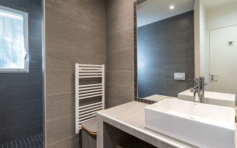 Cala Rossa: Flooring, Loodgieterswerkinrichting, Verdieping, Interieur Ontwerp, Badkamer, Kraan, Wastafel, Plafond, Loodgieter, Countertop