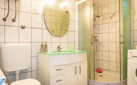 Mateja: Wastafel In De Badkamer, Wc Bril, Loodgieterswerkinrichting, Badkamer, Toilet, Interieur Ontwerp, Wastafel, Flooring, Verdieping, Spiegel