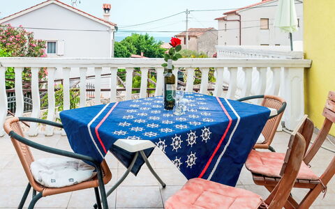 Mateja: Meubilair, Buitenmeubels, Stoel, Tafelkleed, Buitentafel, Deur, Bloempot, Balkon, Veranda, Kamerplant