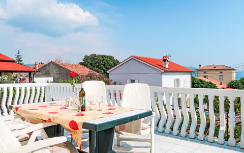 Mateja: Huis, Huis, Woongebied, Balkon, Veranda, Buitenmeubels, Schaduw, Kamerplant, Verf, Raambekleding