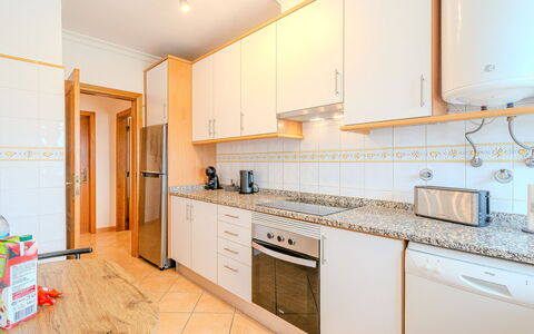 Joaninha: Keuken, Flooring, Hout, Interieur Ontwerp, Countertop, Verdieping, Major Appliance, Cabinetry, Toestel Van De Keuken, Plafond