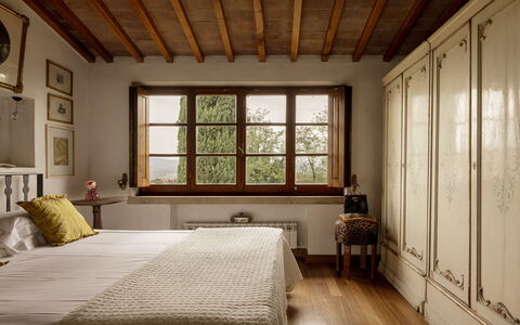 Podere Selva, Pool, Chianti: Meubilair, Bed, Interieur Ontwerp, Slaapkamer, Muur, Bedding, Hout, Flooring, Laken, Verdieping