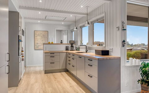 Takenya - 400M from the Sea: Keuken, Countertop, Flooring, Toestel Van De Keuken, Hout, Cabinetry, Interieur Ontwerp, Plafond, Major Appliance, Meubilair